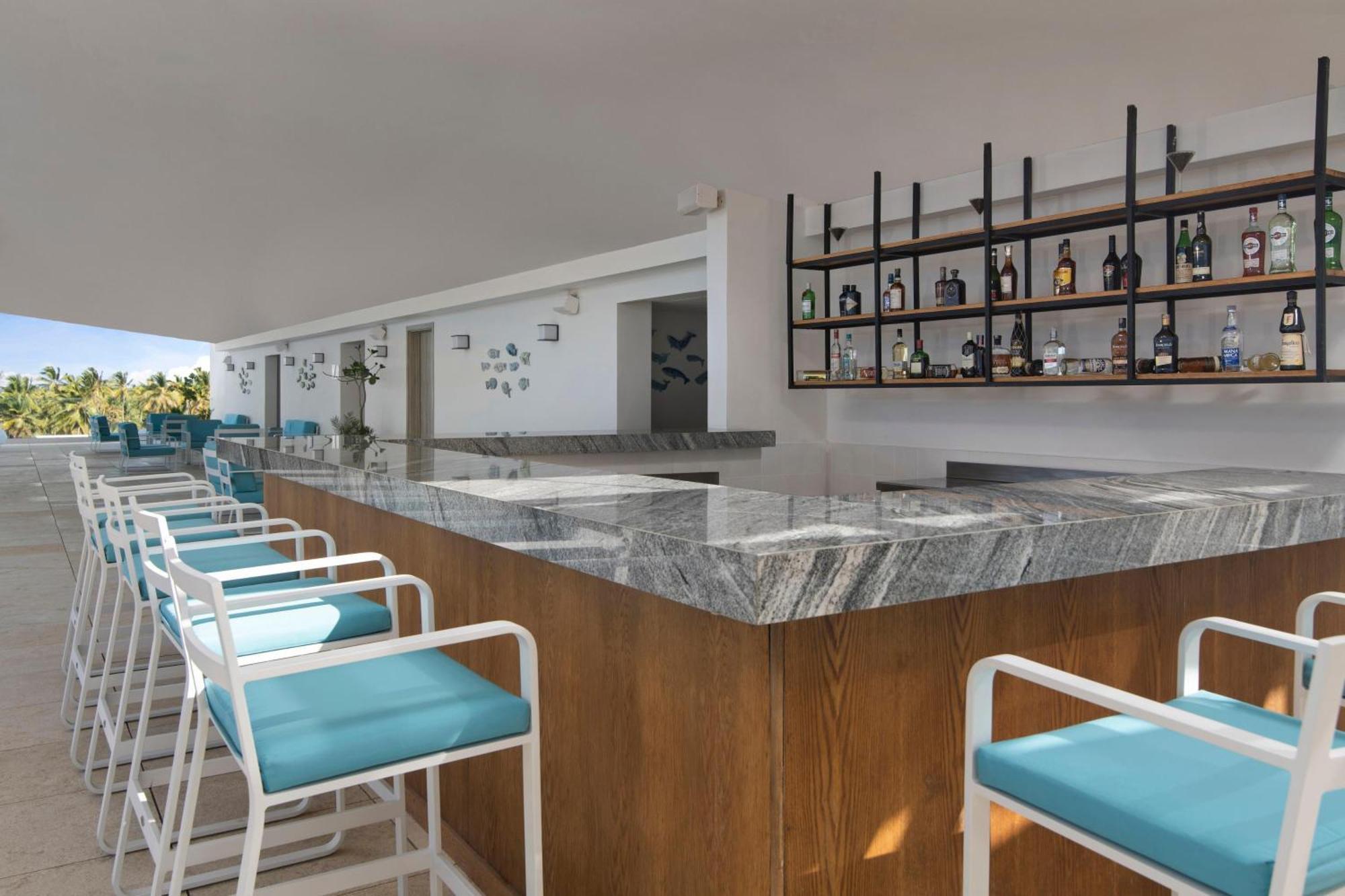 Serenade Punta Cana Beach & Spa Resort Exterior foto The bar at the rooftop pool