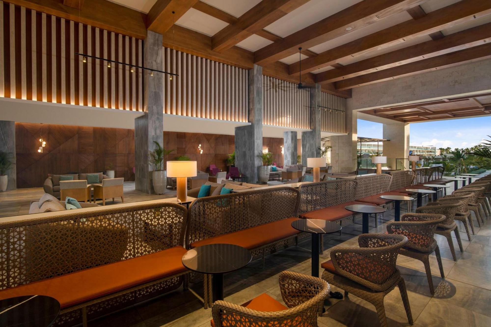 Serenade Punta Cana Beach & Spa Resort Exterior foto The Lounge at the airport