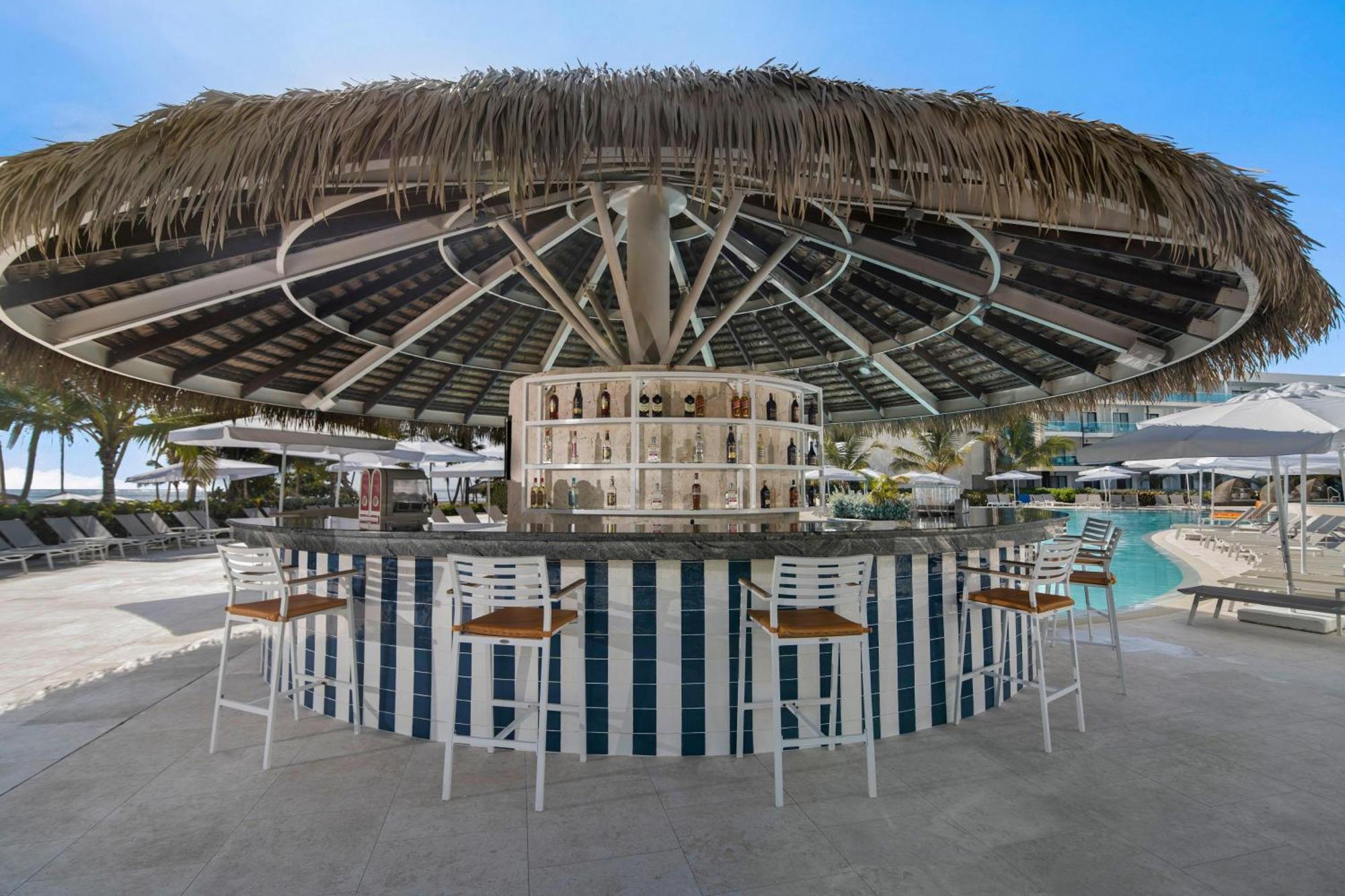Serenade Punta Cana Beach & Spa Resort Exterior foto The Beach Bar