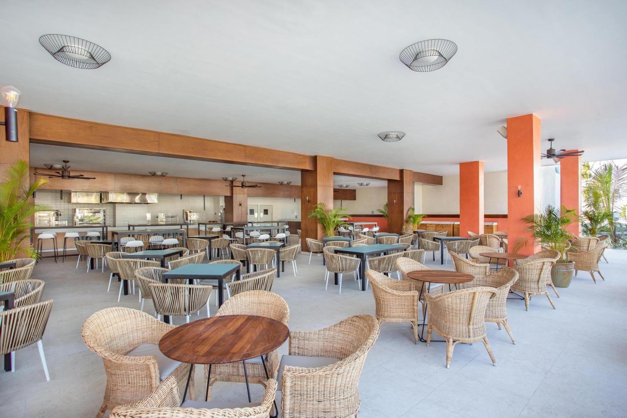 Serenade Punta Cana Beach & Spa Resort Exterior foto The restaurant at the hotel