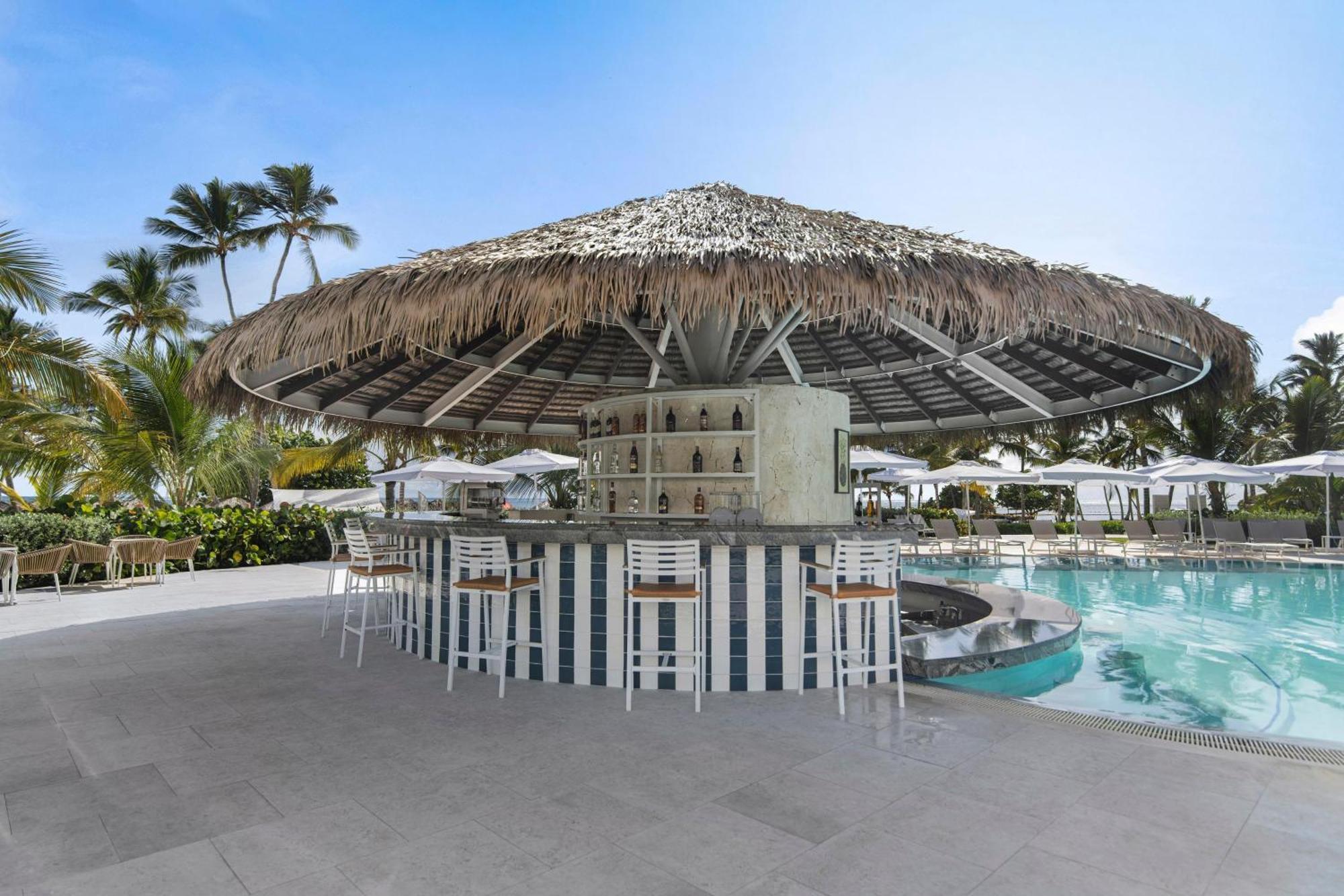 Serenade Punta Cana Beach & Spa Resort Exterior foto The pool bar at the resort