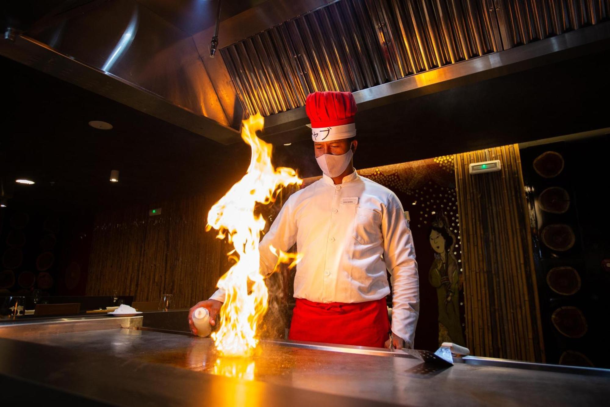 Serenade Punta Cana Beach & Spa Resort Exterior foto A chef cooking with a flaming torch