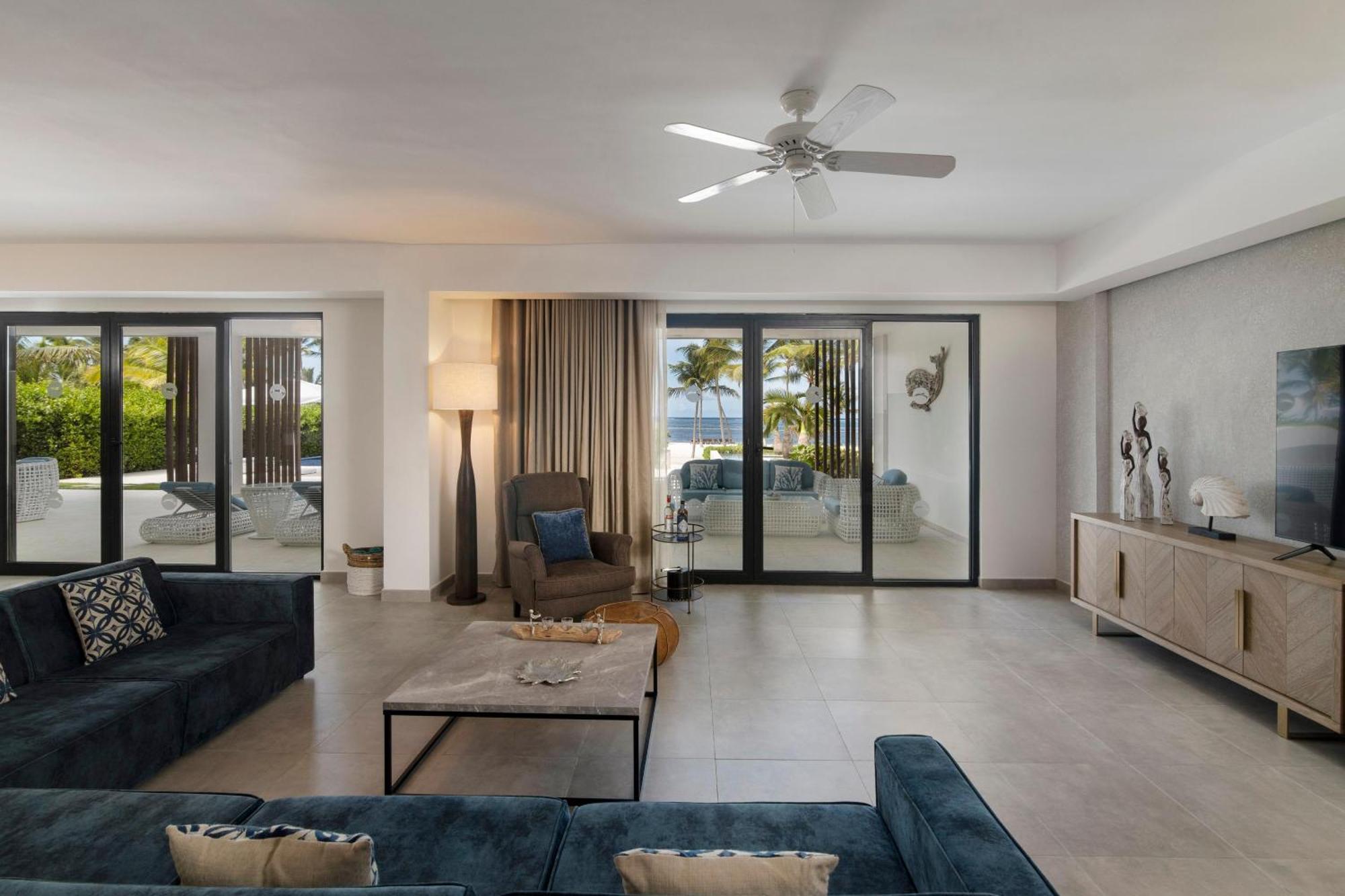 Serenade Punta Cana Beach & Spa Resort Exterior foto A living room with a ceiling fan