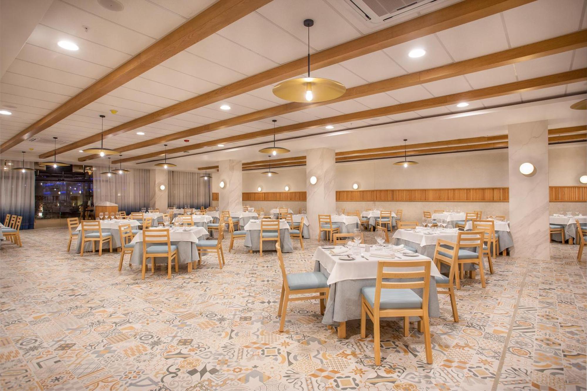 Serenade Punta Cana Beach & Spa Resort Exterior foto The dining room at the hotel