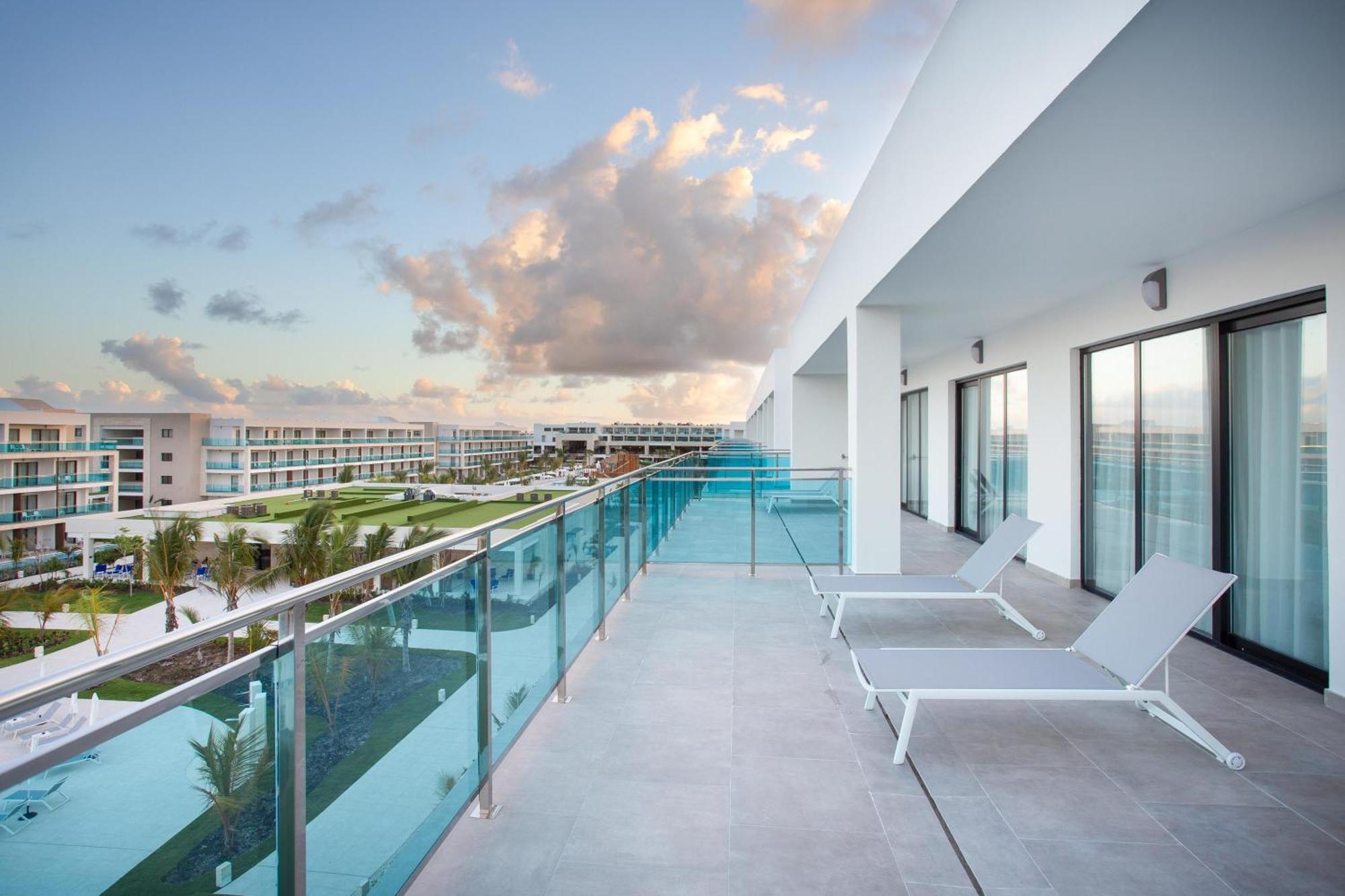 Serenade Punta Cana Beach & Spa Resort Exterior foto Balcony of a Junior Suite