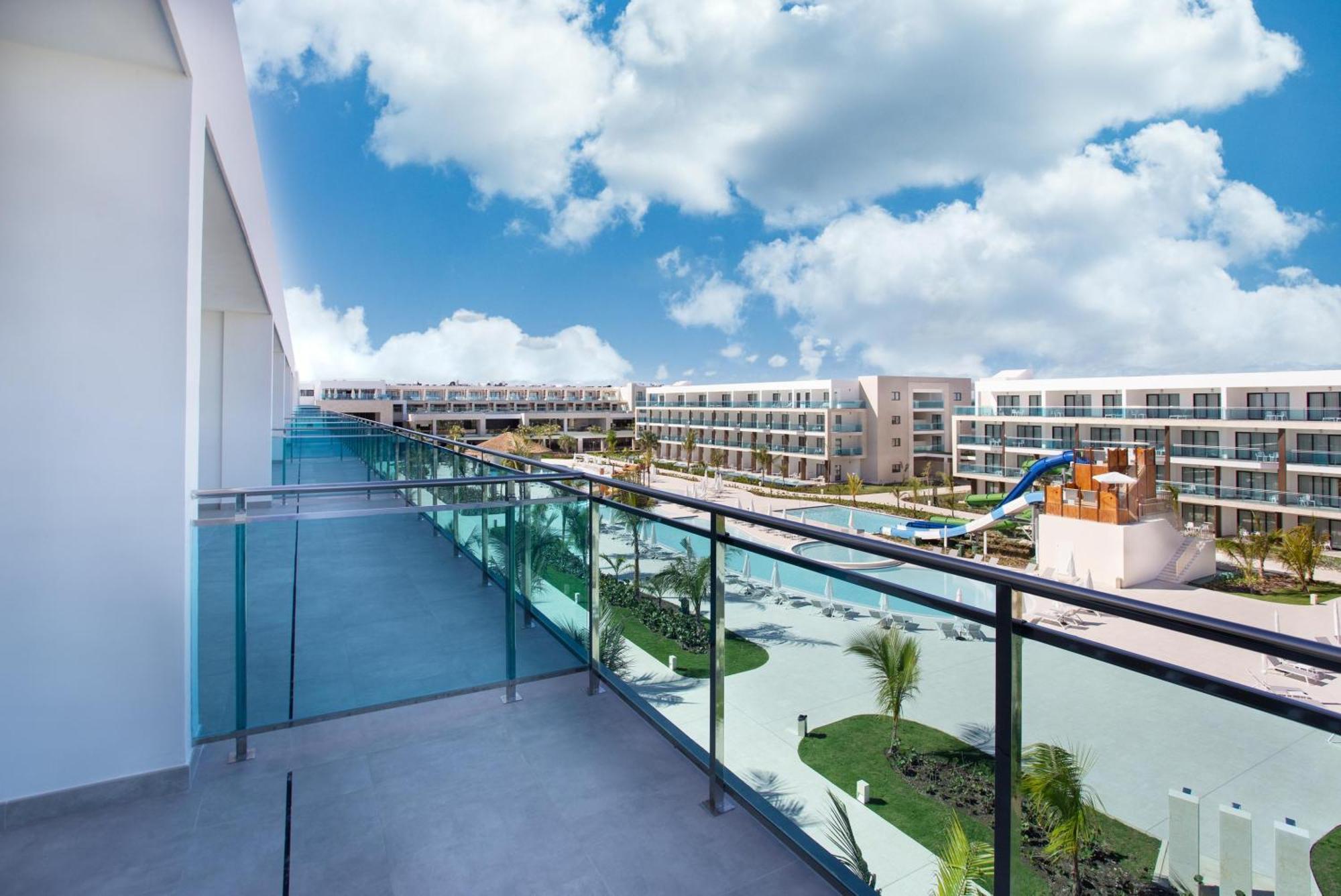 Serenade Punta Cana Beach & Spa Resort Exterior foto Balcony at the Hard Rock Hotel
