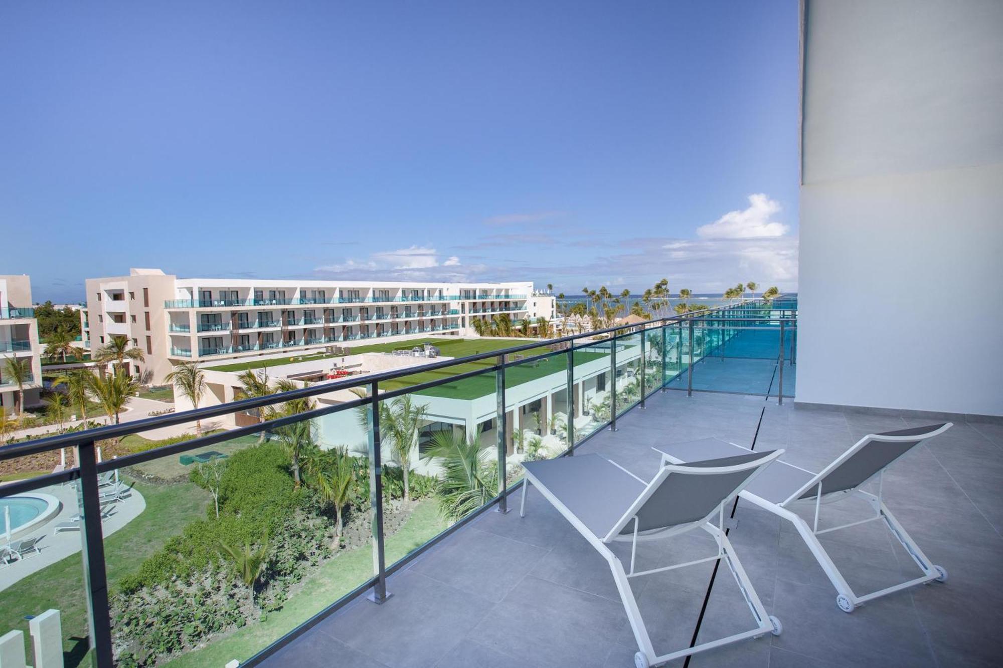 Serenade Punta Cana Beach & Spa Resort Exterior foto Balcony view