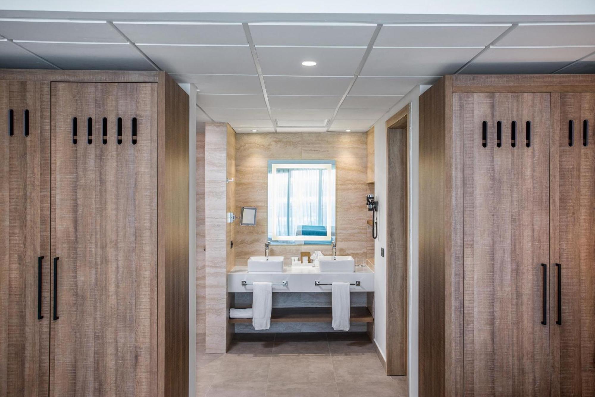 Serenade Punta Cana Beach & Spa Resort Exterior foto Bathroom