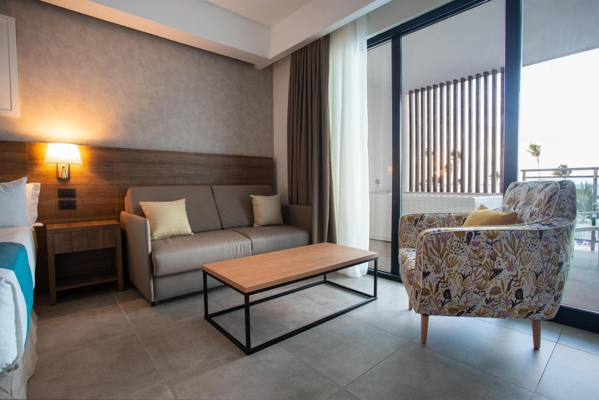 Serenade Punta Cana Beach & Spa Resort Exterior foto A living room in a hotel