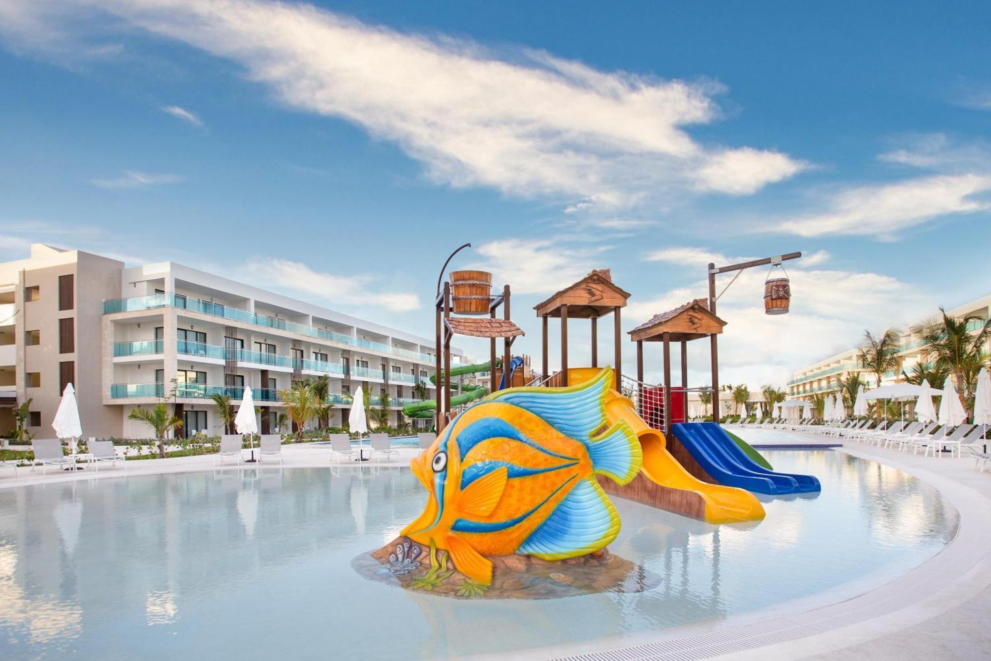 Serenade Punta Cana Beach & Spa Resort Exterior foto The resort's children's pool