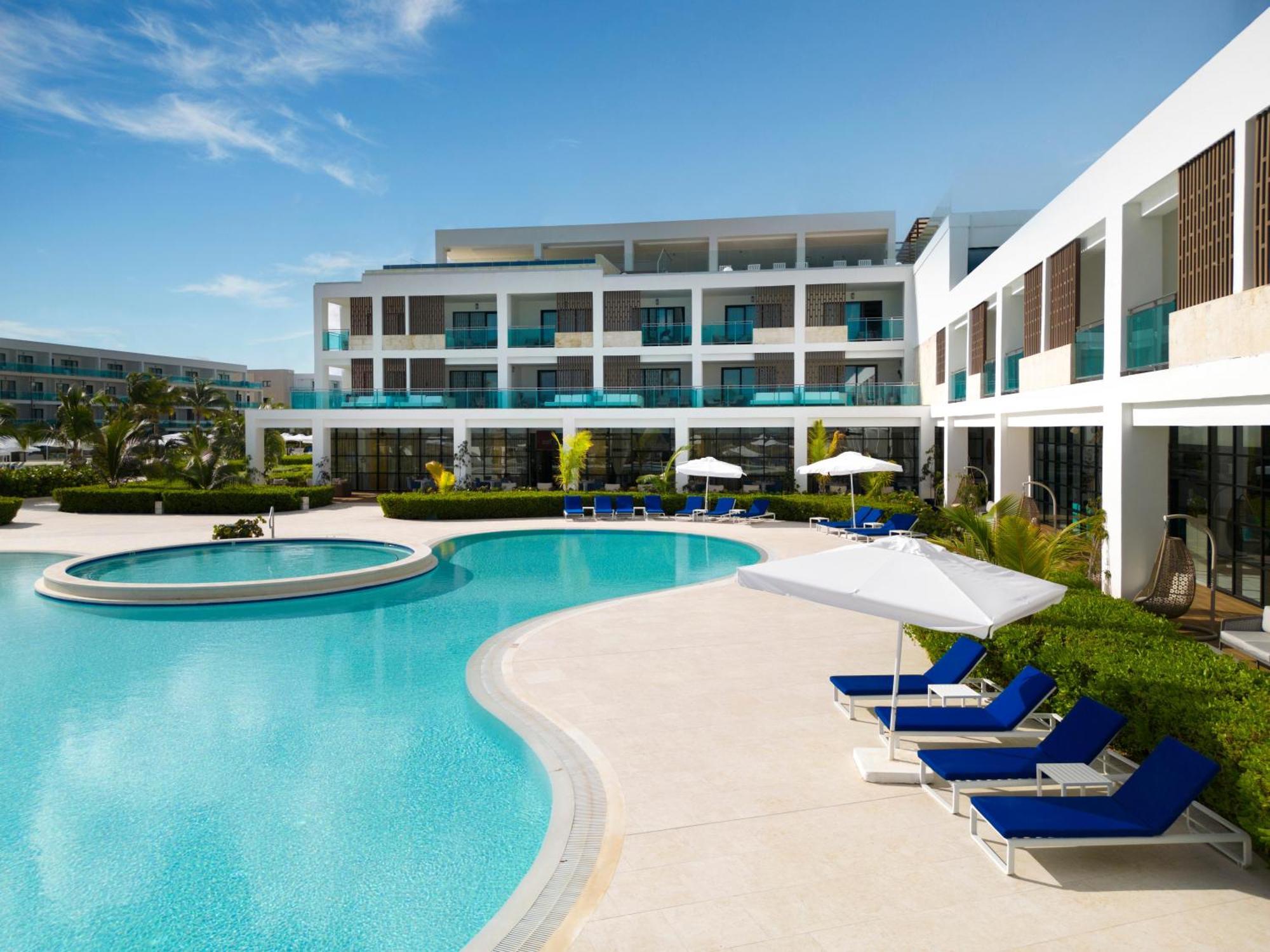 Serenade Punta Cana Beach & Spa Resort Exterior foto The pool at the Hard Rock Hotel